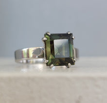 Load image into Gallery viewer, Olive Australian Sapphire in white gold 9ct
