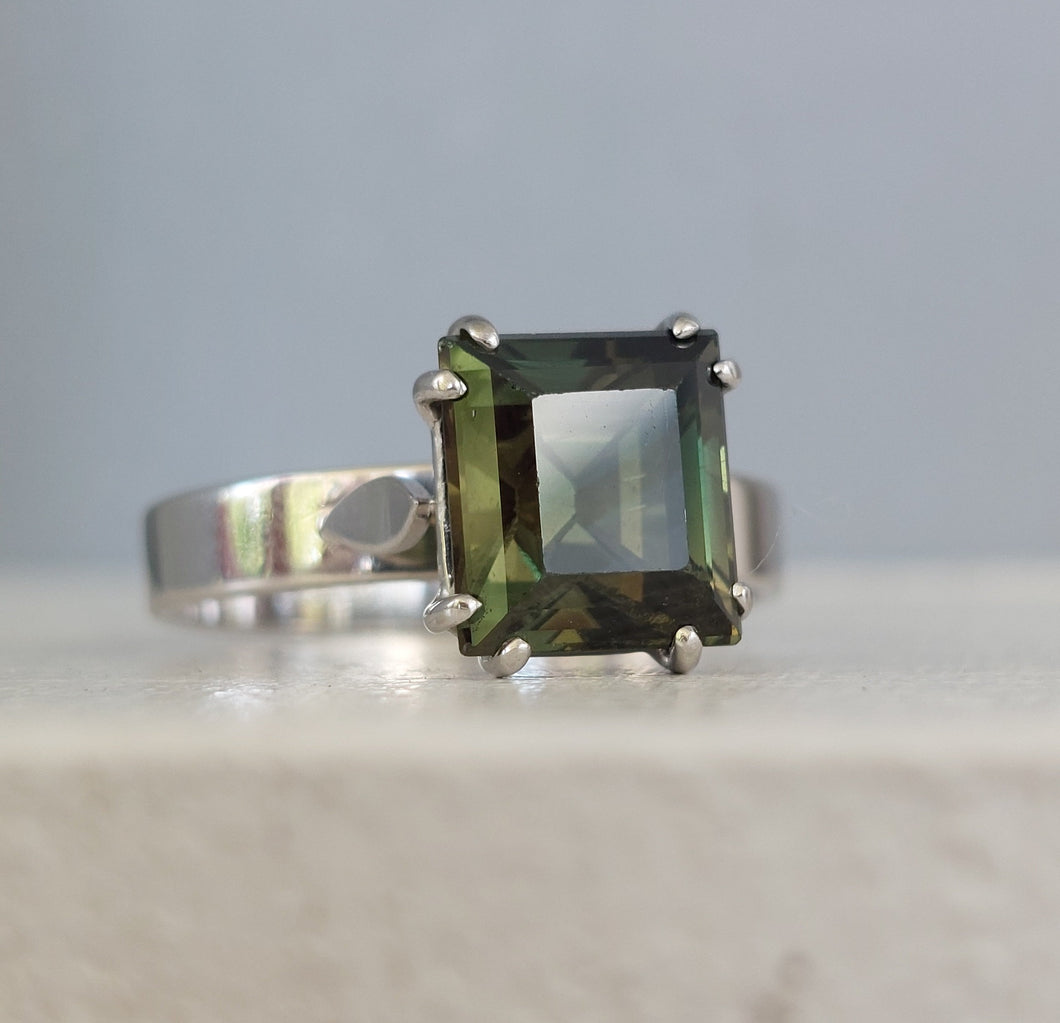 Olive Australian Sapphire in white gold 9ct