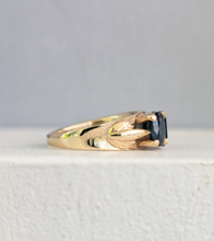 Load image into Gallery viewer, Incredible Vintage Australian Parti Sapphire ring 14ct yellow gold
