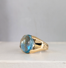 Load image into Gallery viewer, Glowing Aquamarine cabochon in vintage 9ct yellow gold
