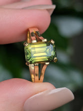 Load image into Gallery viewer, Huge 4.79ct Australian Parti sapphire in heavy 18ct yellow gold
