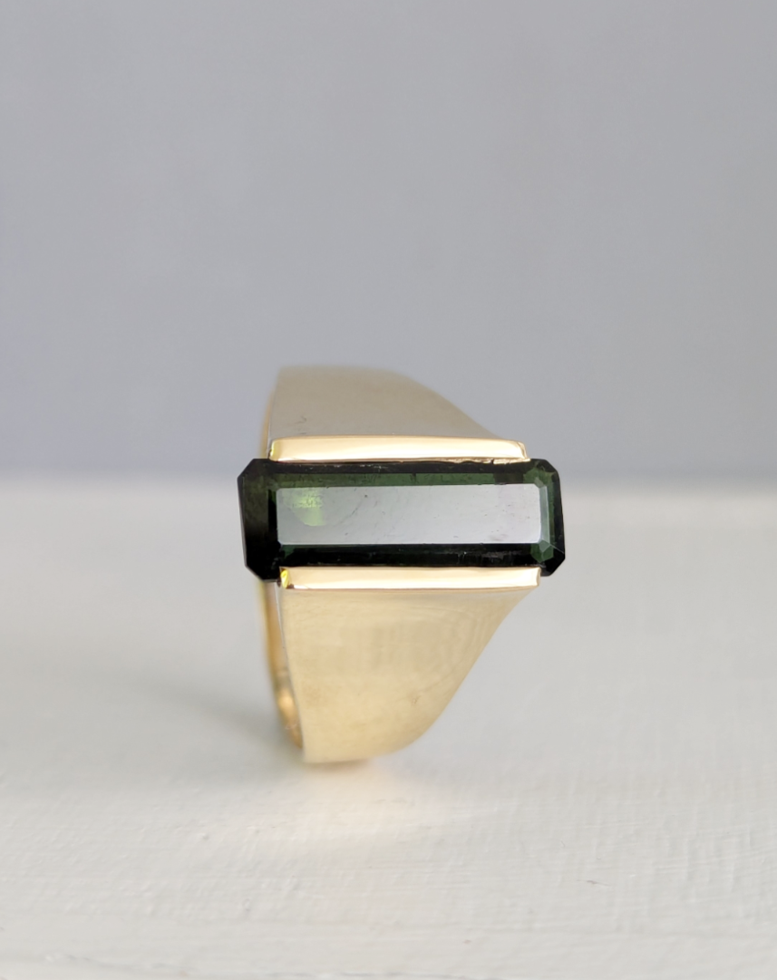 Vintage tourmaline 9ct yellow gold ring