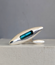 Load image into Gallery viewer, Vintage modernist abstract ring featuring a sleek seablue tourmaline c1970s
