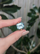 Load image into Gallery viewer, Vintage aquamarine cocktail ring c1960s in 9ct yellow gold.
