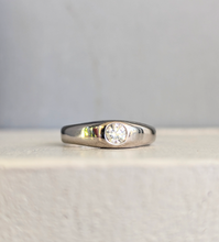 Load image into Gallery viewer, Vintage hammerset diamond in 9ct white gold
