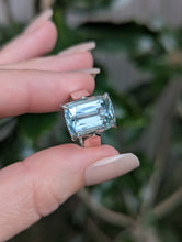 Load image into Gallery viewer, Pale blue 8ct aquamarine in chunky vintage silver
