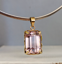 Load image into Gallery viewer, Vintage kunzite set in 14k yellow gold
