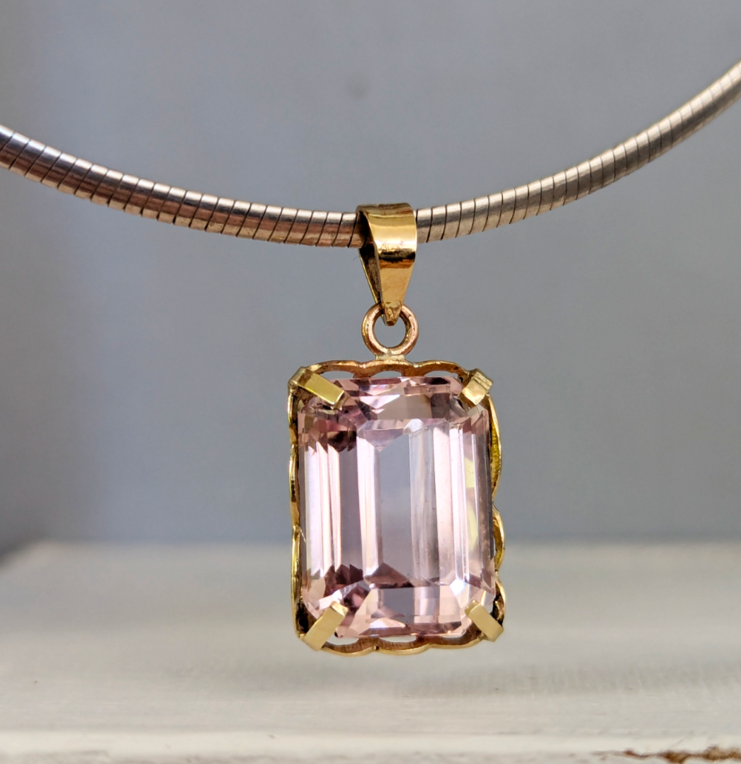 Vintage kunzite set in 14k yellow gold