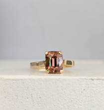 Load image into Gallery viewer, Chocolate cognac zircon in vintage 9ct yellow gold

