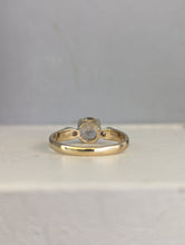 Load image into Gallery viewer, Vintage zircon trilogy in 9ct yellow gold

