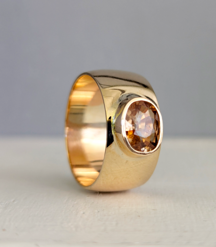 Sumptuous Harts Ranges zircon in wide vintage 9ct band
