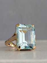Load image into Gallery viewer, Vintage aquamarine cocktail ring c1960s in 9ct yellow gold.
