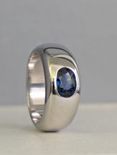 Load image into Gallery viewer, Vintage natural blue sapphire 9ct white gold dome band
