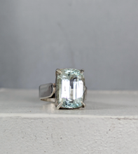 Load image into Gallery viewer, Pale blue 8ct aquamarine in chunky vintage silver
