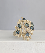Load image into Gallery viewer, c1970s Brutalist Australian sapphire ring in 14k yellow gold
