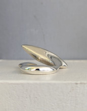 Load image into Gallery viewer, Vintage modernist abstract ring featuring a sleek seablue tourmaline c1970s
