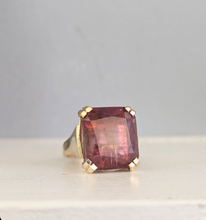 Load image into Gallery viewer, Mulberry Tourmaline in heavy vintage 9ct yellow gold

