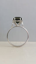 Load image into Gallery viewer, Olive Australian Sapphire in white gold 9ct
