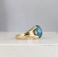 Load image into Gallery viewer, Glowing Aquamarine cabochon in vintage 9ct yellow gold
