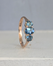 Load image into Gallery viewer, c1930s Australian sapphire trilogy in 9ct rosey yellow gold.
