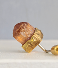 Load image into Gallery viewer, Authentic Andrew Grima 'Rock Revival' c1970 Citrine Crystal and 18ct Yellow Gold Stick Pin.

