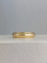 Load image into Gallery viewer, Patterned 18ct yellow gold band
