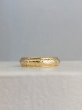 Load image into Gallery viewer, Patterned 18ct yellow gold band
