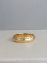 Load image into Gallery viewer, Patterned 18ct yellow gold band
