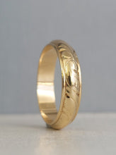 Load image into Gallery viewer, Patterned 18ct yellow gold band
