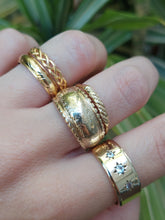 Load image into Gallery viewer, Patterned 18ct yellow gold band
