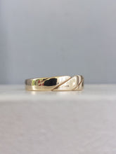 Load image into Gallery viewer, Handmade flat twist band 9ct
