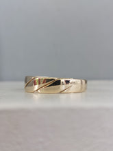 Load image into Gallery viewer, Handmade flat twist band 9ct
