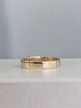 Load image into Gallery viewer, Handmade flat twist band 9ct
