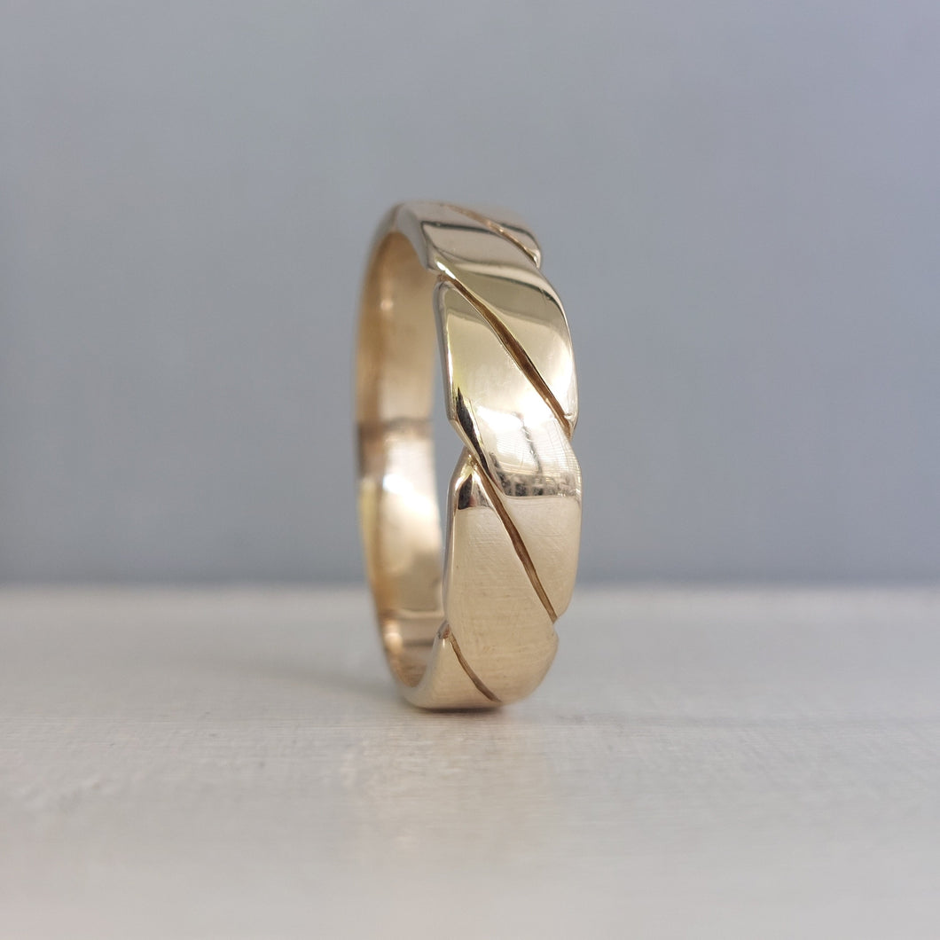 Handmade flat twist band 9ct