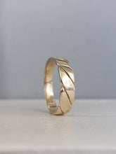 Load image into Gallery viewer, Handmade flat twist band 9ct
