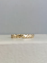 Load image into Gallery viewer, Vintage twist band 9ct yellow gold
