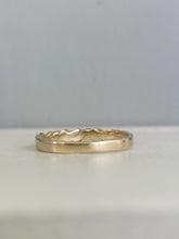 Load image into Gallery viewer, Vintage twist band 9ct yellow gold
