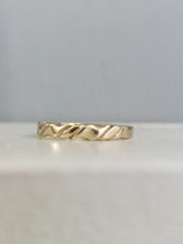 Load image into Gallery viewer, Vintage twist band 9ct yellow gold
