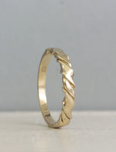 Load image into Gallery viewer, Vintage twist band 9ct yellow gold
