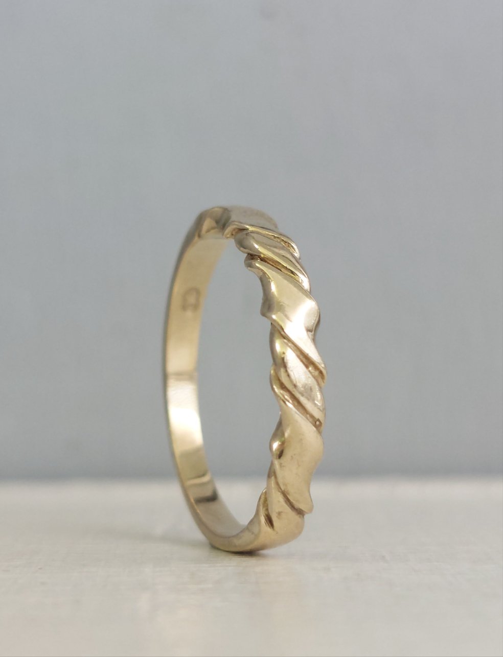 Vintage twist band 9ct yellow gold